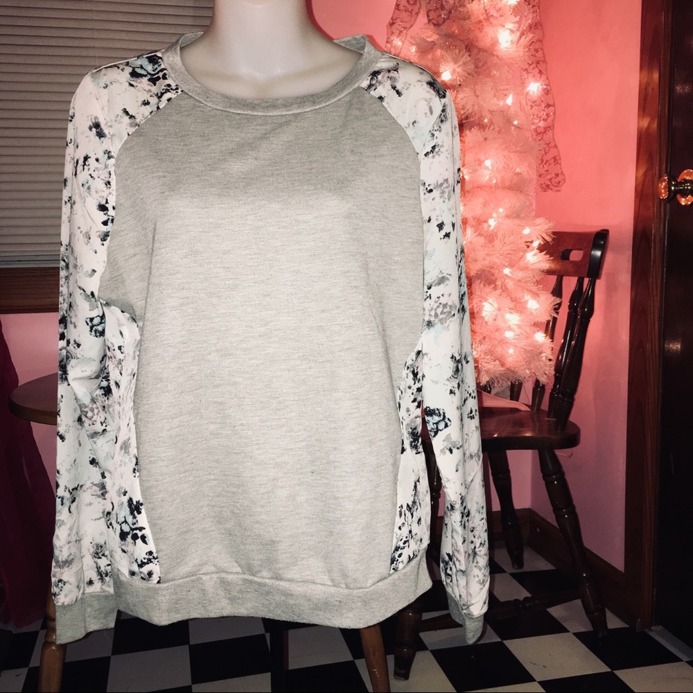 LIKE NEW Y2K Paper + Tee Gray Blue Floral Top M MEDIUM